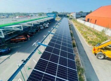Ombrière photovoltaïque chez CALINAUTO réalisée par SUNELIS